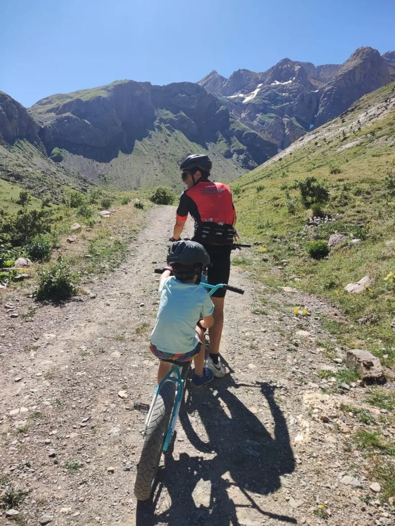 Ruta en e-bike con niños desde Panticosa: un plan familiar para descubrir el Valle de Tena