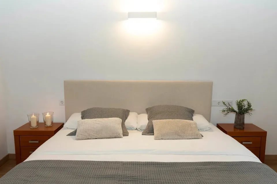 Double bedroom. A spacious bed and a calm setting for resting at the end of the day.