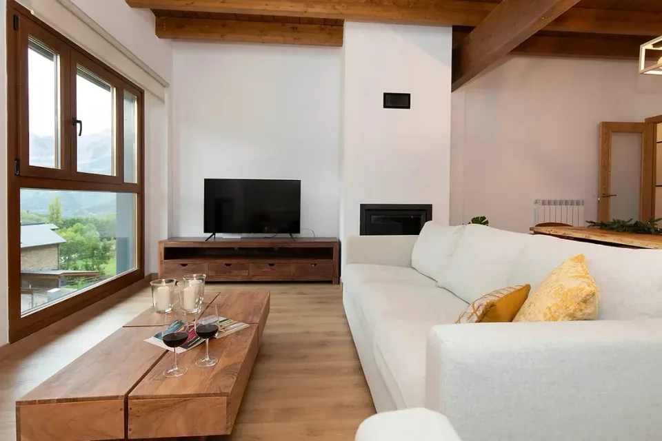 Lounge with Smart TV. A film afternoon, comfortable sofas and the light of the valley beyond the window.