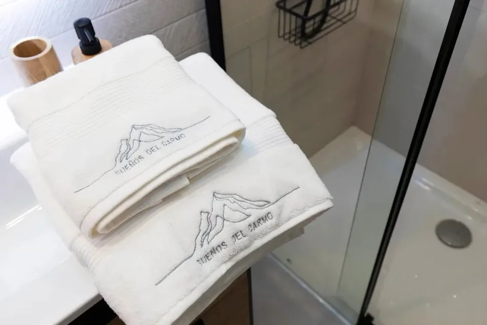 Sueños del Garmo towels. Small details prepared to welcome you and make your getaway more comfortable.