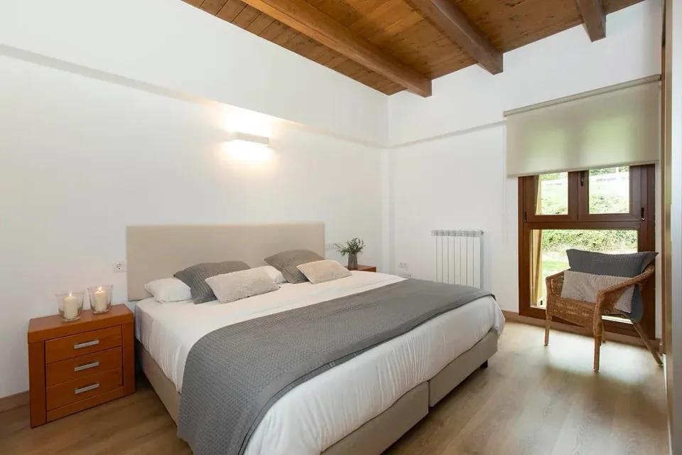 Double bedroom with a window. Natural light and wood create a restful setting in this Sueños del Garmo bedroom.