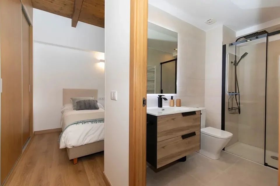 Bathroom adjoining the twin bedroom. Convenient access between the bedroom and its shower room.
