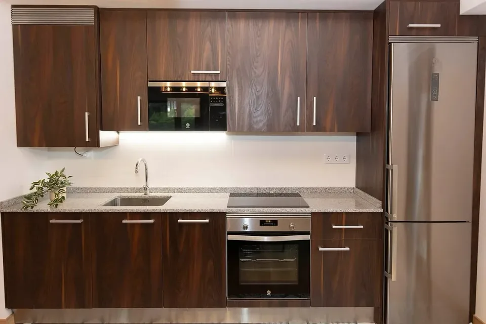 Equipped kitchen. An oven, microwave and room to prepare meals and enjoy them at your own pace.