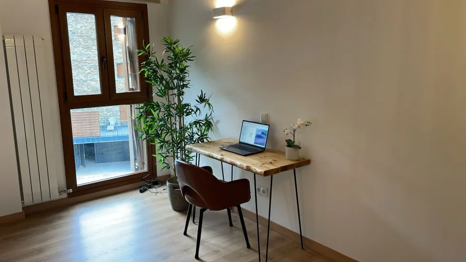 Desk beside the window. A bright space to work on your laptop during your stay in Panticosa.