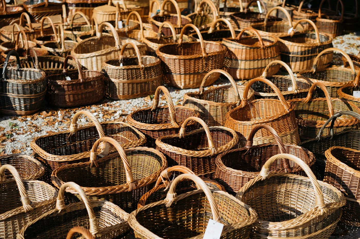 Cestas de mimbre artesanales expuestas en un mercado.